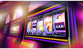 Meja Texas Poker dengan kartu komunitas dan chip di platform titikbet